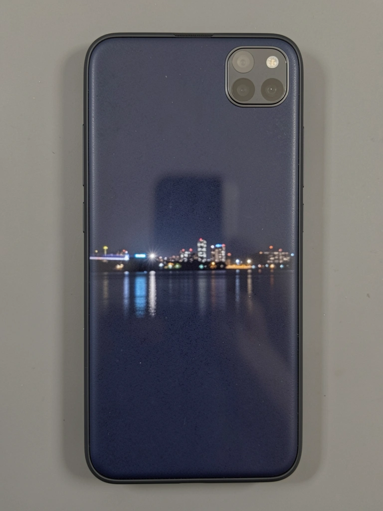 Motorola Signature com tela ligada mostrando uma foto noturna de paisagem urbana.