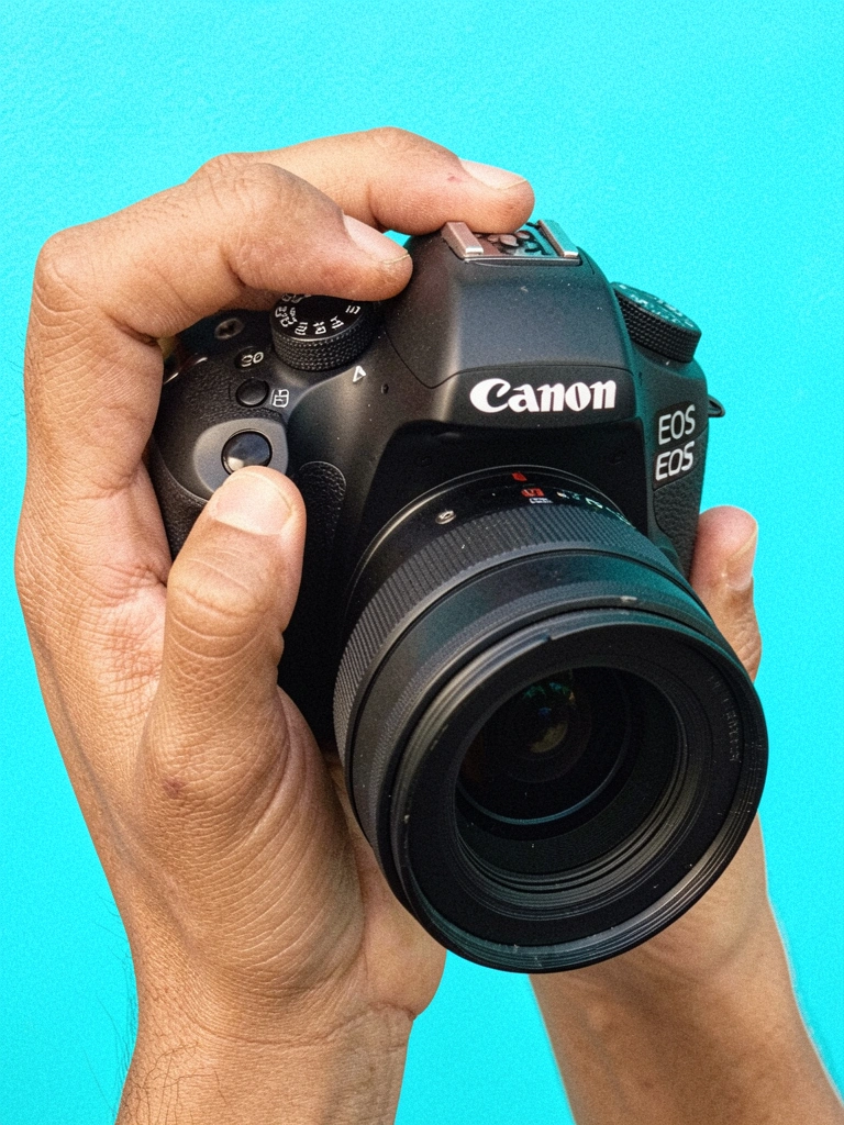 Slider ISO com três quadros mostrando variação de ruído digital em uma cena de estúdio.